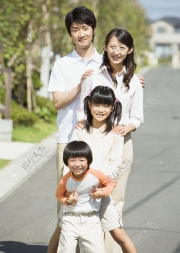 幸福快乐的四口之家图片