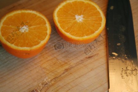 刀子和切开的橙子