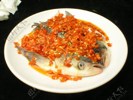 盘子里的剁椒鱼头图片