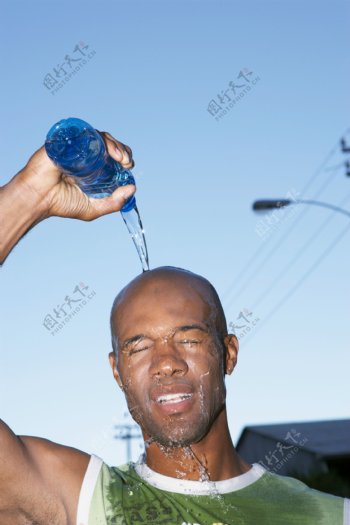 淋水的男人图片