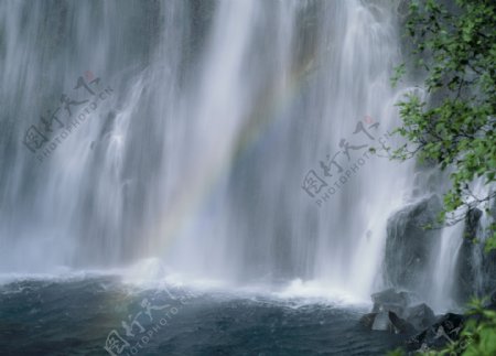 瀑布上的彩虹特写图片
