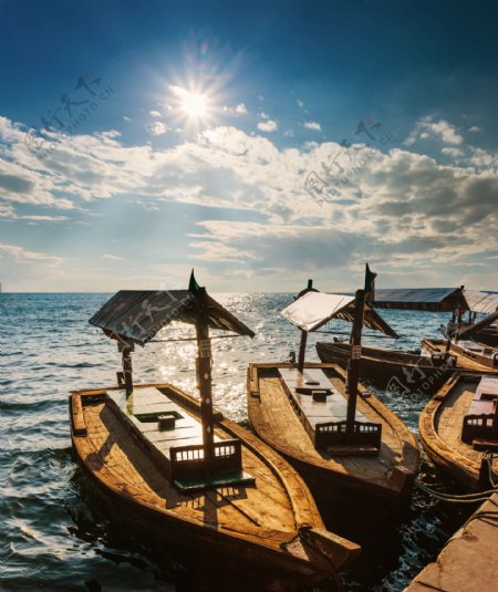 迪拜海边的船图片