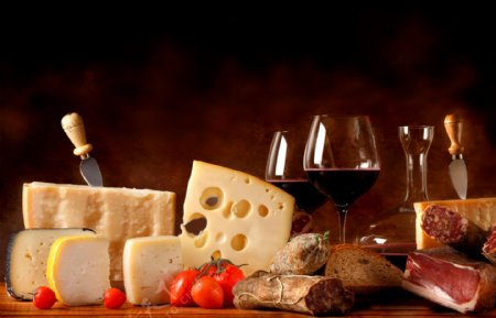 桌子上的奶酪和红酒图片