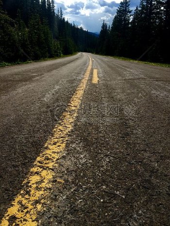柏油公路上的黄线