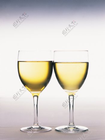 两个装满酒的高脚杯特写图片图片
