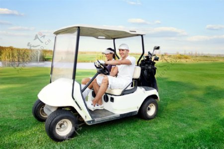 高尔夫球场开高尔夫车的夫妻图片