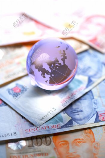 地球仪与外国货币钞票特写图片