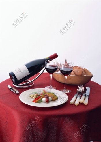 餐桌上的美食与美酒图片