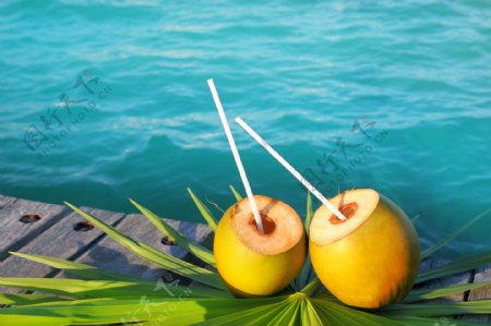 海边的椰子汁饮料图片