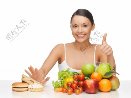 竖大拇指的美女与面包蔬菜水果图片