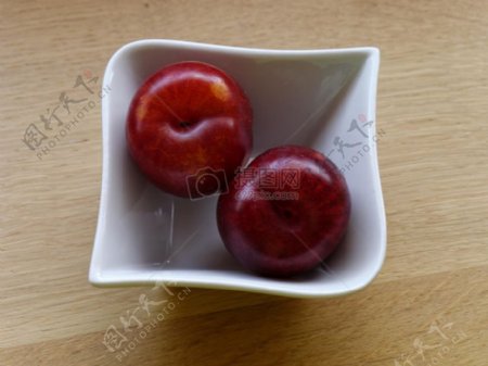 盘子里的红色苹果