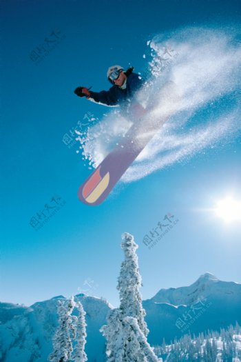 飞跃划雪图片素材