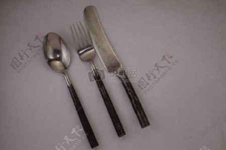 银色的刀叉和勺子