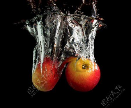 动感水花与红苹果图片