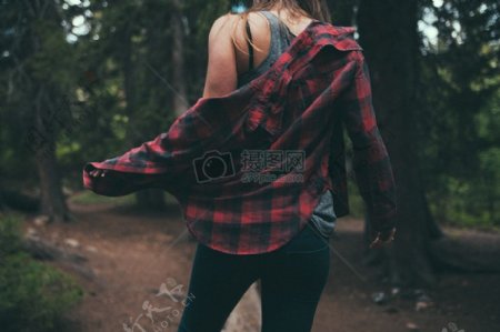 时尚女人行走女孩森林在外面远足登山探险