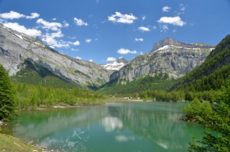 高山湖水背景图片