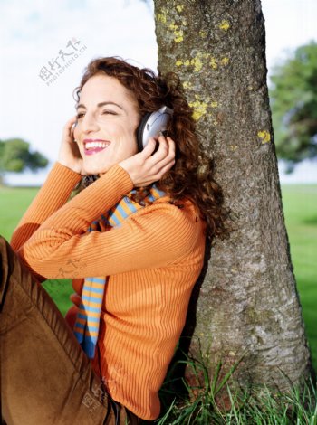 在树下听音乐的女人图片
