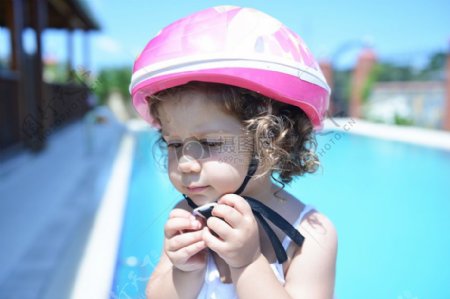 夏天女孩游泳游泳池儿童孩子安全头盔