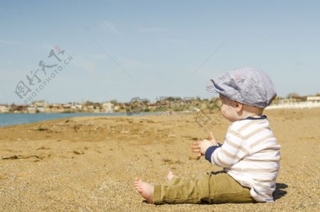 宝宝坐在棕色沙