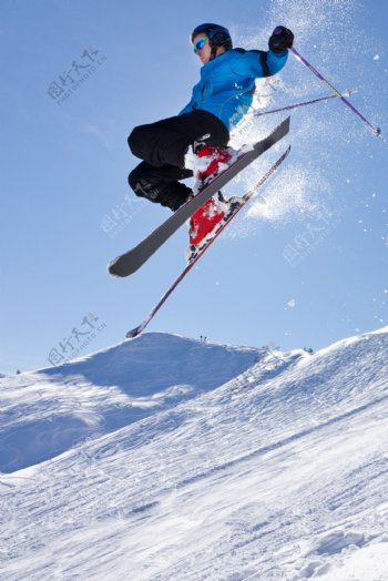 腾空跳跃的滑雪运动员图片