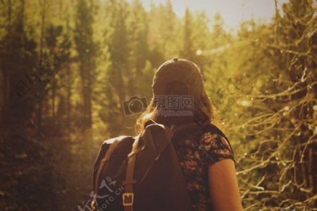 自然人女人夏天徒步旅行者登山探险背包树林