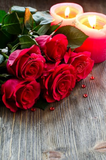 木板上的红色玫瑰花图片