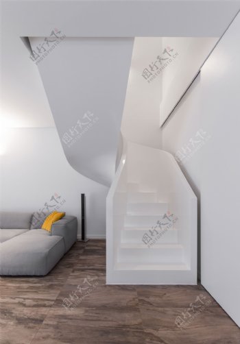 现代欧式白色客厅楼梯效果图