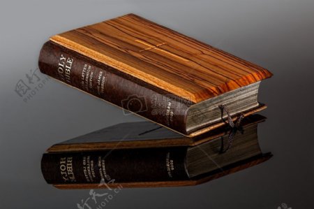 两本厚厚的圣经