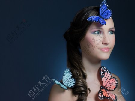 身上落着蝴蝶的蓝眼睛女孩图片图片