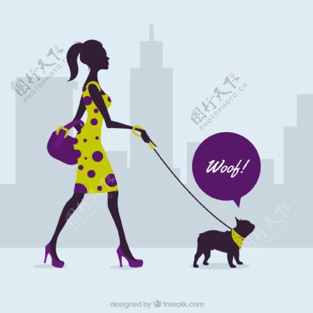 女人走她的狗