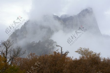 雪山雾景图片