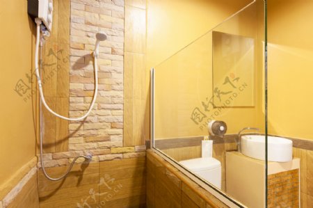 黄色墙壁浴室装潢设计