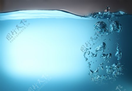蓝色水中的气泡图片