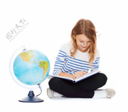 地球仪边看书的女孩图片