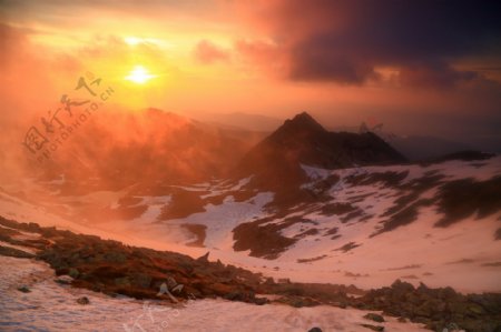 日落和雪山风景图片