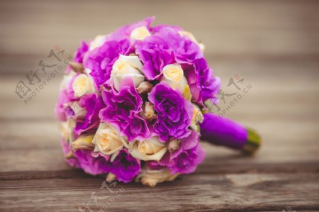 一束紫色花朵图片