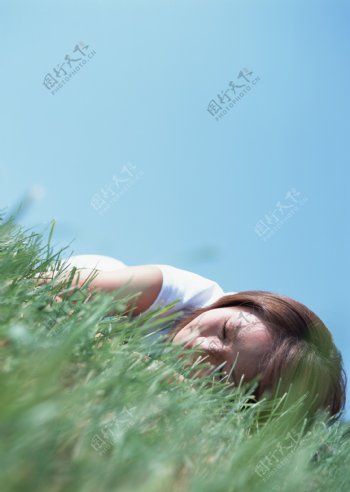 趴在草地上睡觉的美女图片
