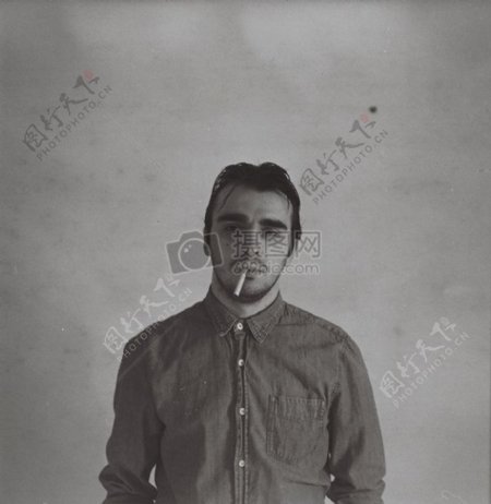 男人的灰度图像的衬衫与香烟