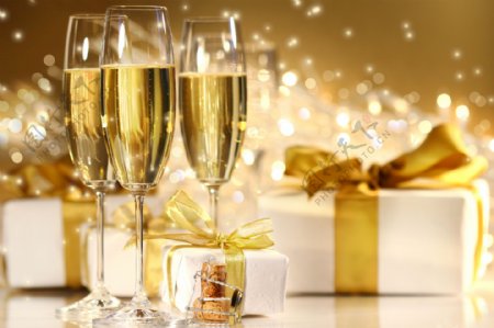 新年礼物与香槟图片