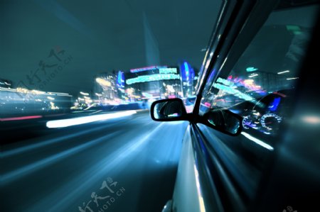 城市公路飞速行驶的轿车图片