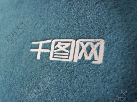 蓝色毛毯背景logo展示样机