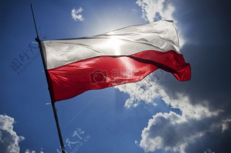 蓝天下的波兰国旗