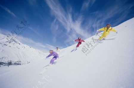 雪地里滑雪运动图片