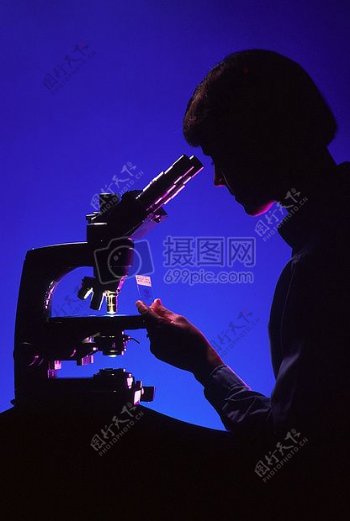 科学家用显微镜