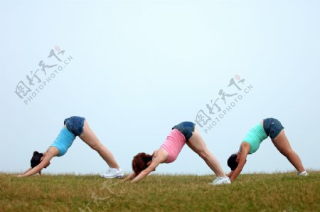 户外草地运动瑜伽女子图片