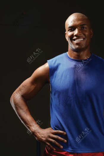 自信笑容的黑人运动员高清图片