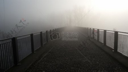 雾气弥漫的小桥