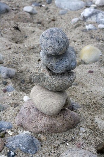 沙子里的石头