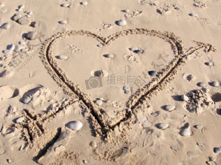 沙滩上的心形图案