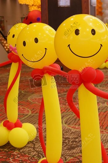黄颜色的笑脸气球